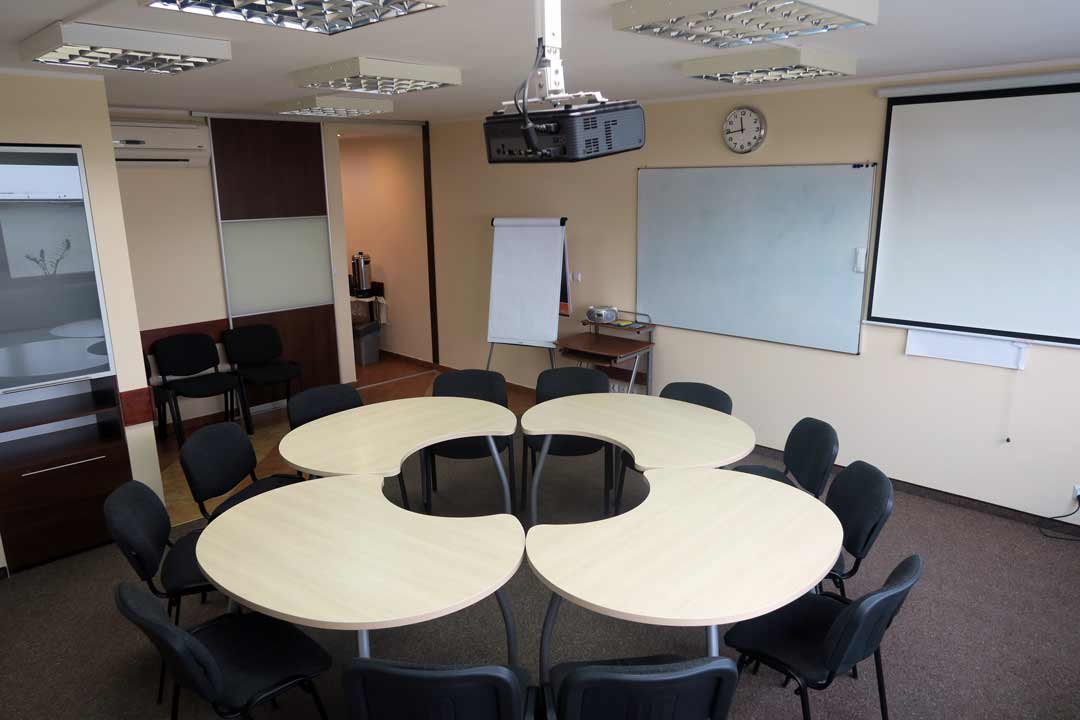 Sala Szkoleniowa Wrocław - stoły w ustawieniu konferencyjnym 1