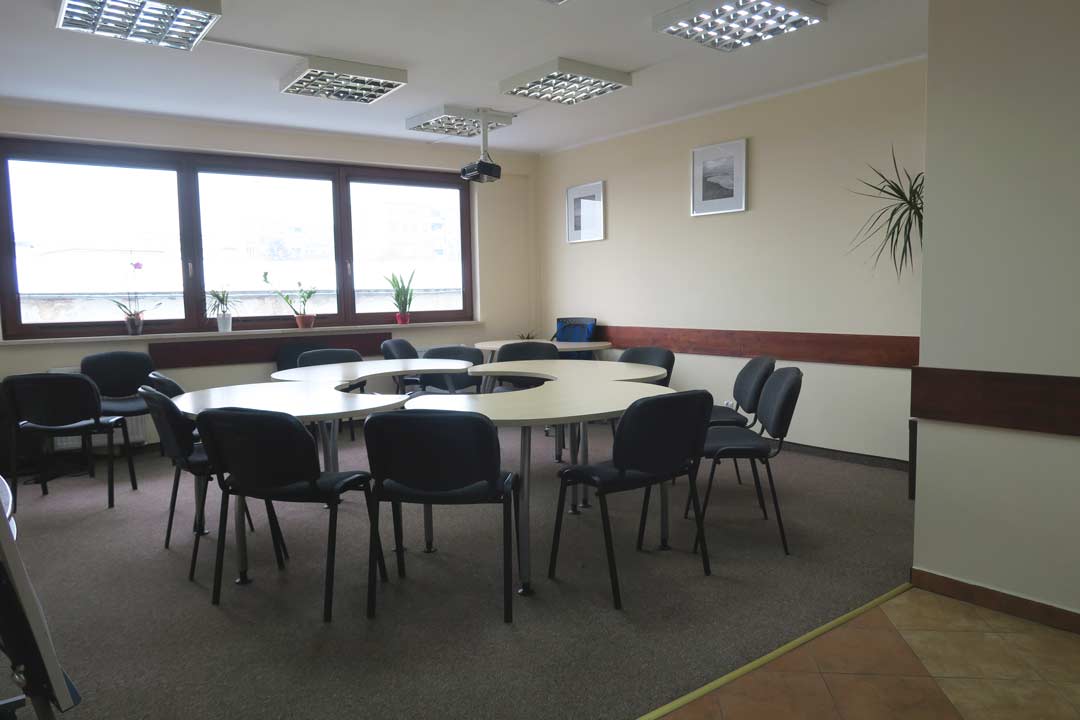 Sala Szkoleniowa Wrocław - stoły w ustawieniu konferencyjnym 3